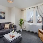 Spacious Luxurious Serviced 6