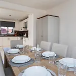 Spacious Luxurious Serviced 6 Barrow-in-Furness