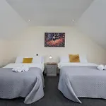 Spacious Luxurious Serviced 6