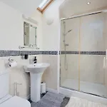 Spacious Luxurious Serviced 6 Barrow-in-Furness
