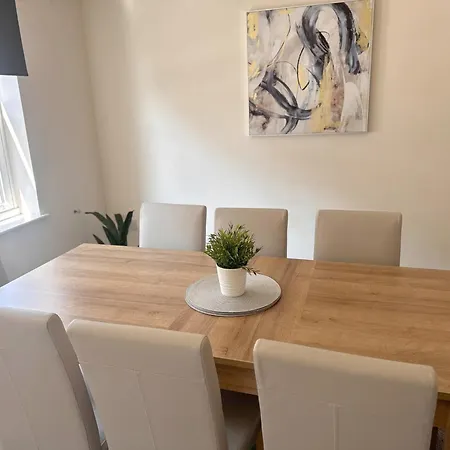 Semesterbostad Spacious Luxurious Serviced 6 *