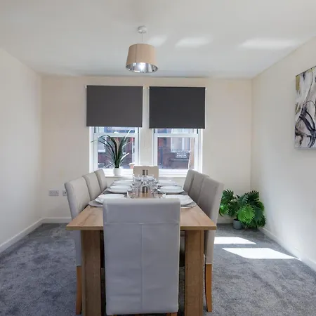 Spacious Luxurious Serviced 6 Semesterbostad *