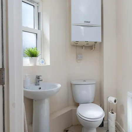 Spacious Luxurious Serviced 6 Semesterbostad
