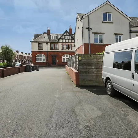 Spacious Luxurious Serviced 6 Semesterbostad