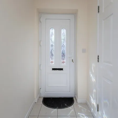 Spacious Luxurious Serviced 6 *