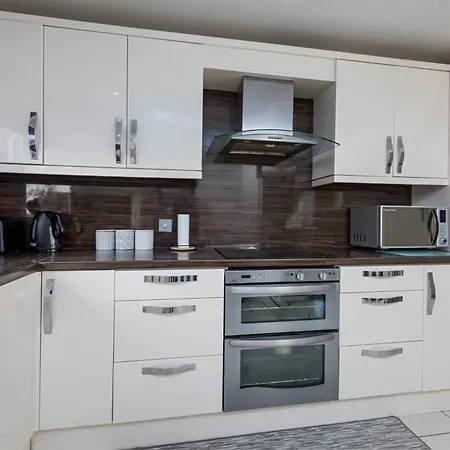 Spacious Luxurious Serviced 6 Semesterbostad