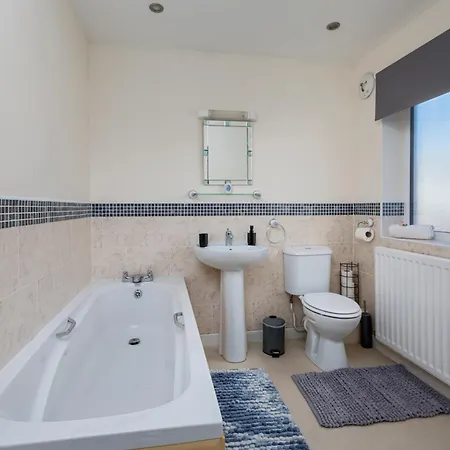 Spacious Luxurious Serviced 6 Semesterbostad *