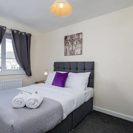 Spacious Luxurious Serviced 6 Semesterbostad
