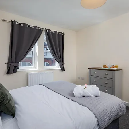 Spacious Luxurious Serviced 6 Semesterbostad *