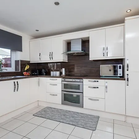 Spacious Luxurious Serviced 6 Semesterbostad *