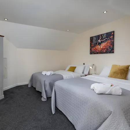 Spacious Luxurious Serviced 6 Semesterbostad