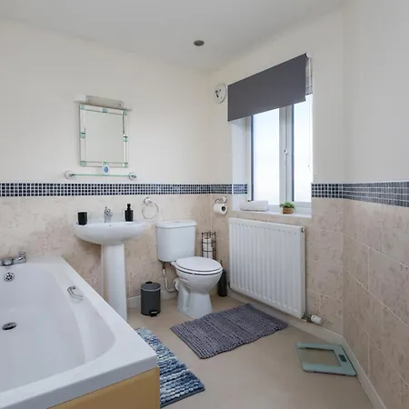 Spacious Luxurious Serviced 6 Semesterbostad *