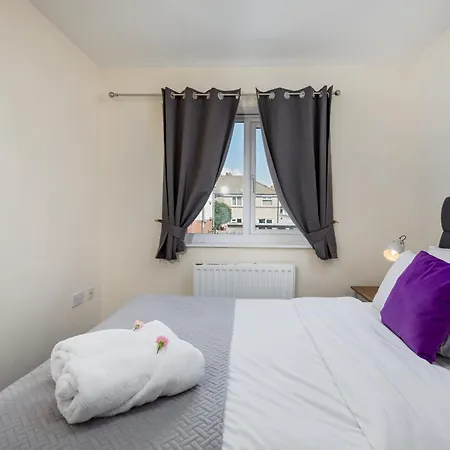 Spacious Luxurious Serviced 6 Semesterbostad *