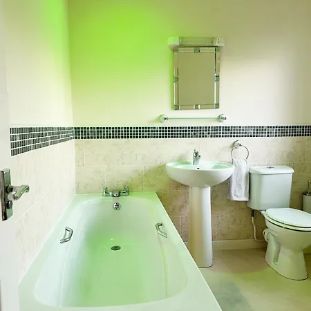 Spacious Luxurious Serviced 6 *