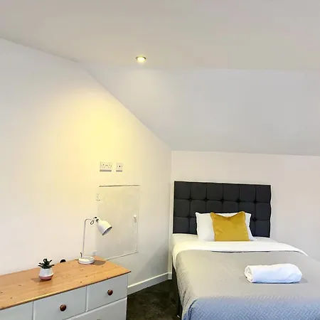 Spacious Luxurious Serviced 6 *