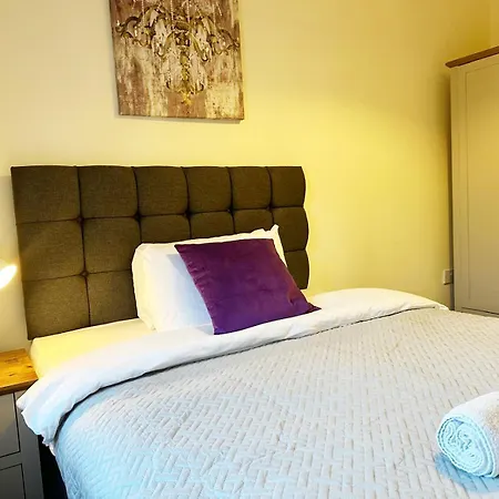 Spacious Luxurious Serviced 6