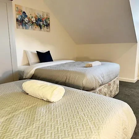 Spacious Luxurious Serviced 6 *