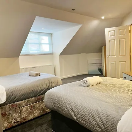 Spacious Luxurious Serviced 6