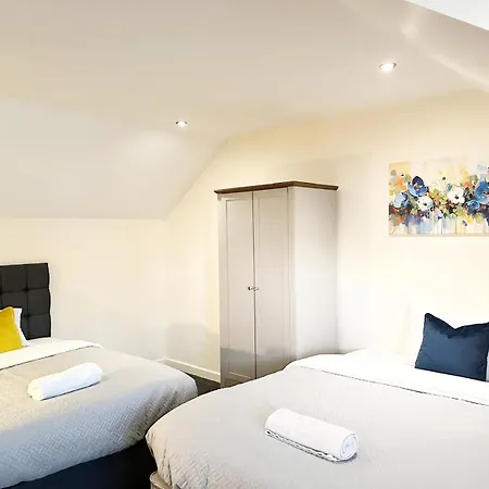 Spacious Luxurious Serviced 6 *