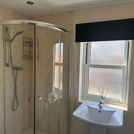 Spacious Luxurious Serviced 6 Holiday home *