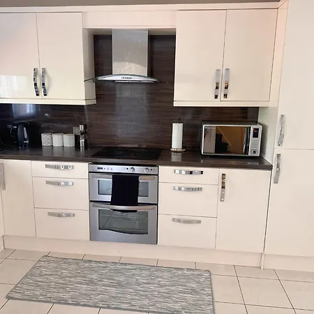 Spacious Luxurious Serviced 6 * Barrow-in-Furness