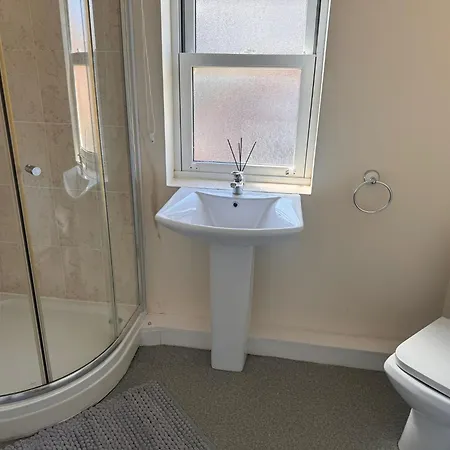 Spacious Luxurious Serviced 6