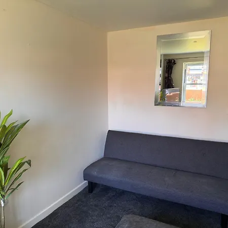 Spacious Luxurious Serviced 6