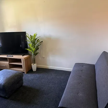 Spacious Luxurious Serviced 6 *