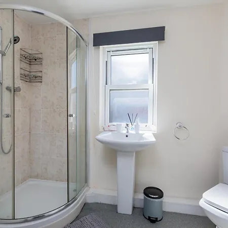 Spacious Luxurious Serviced 6 Barrow-in-Furness