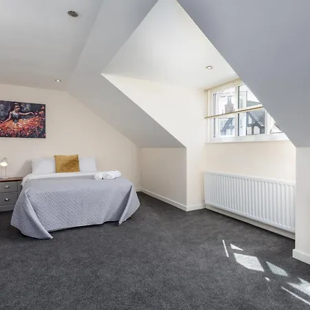 Spacious Luxurious Serviced 6 Barrow-in-Furness