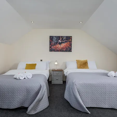 Spacious Luxurious Serviced 6