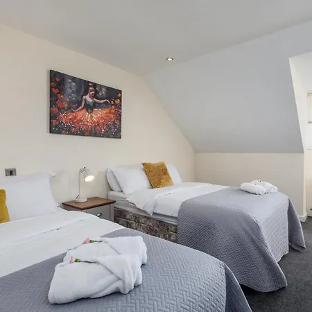 Spacious Luxurious Serviced 6 *