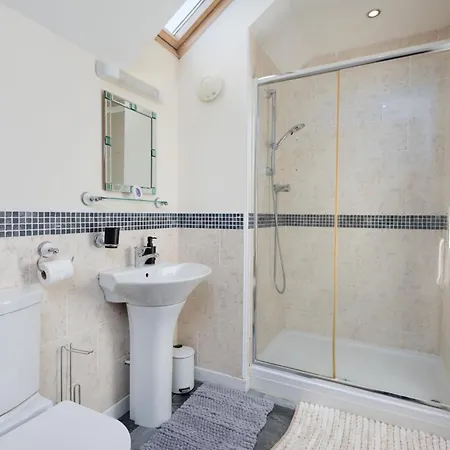 Spacious Luxurious Serviced 6 Barrow-in-Furness