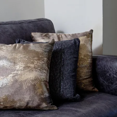 Spacious Luxurious Serviced 6