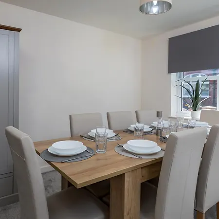 בית נופש Spacious Luxurious Serviced 6 *